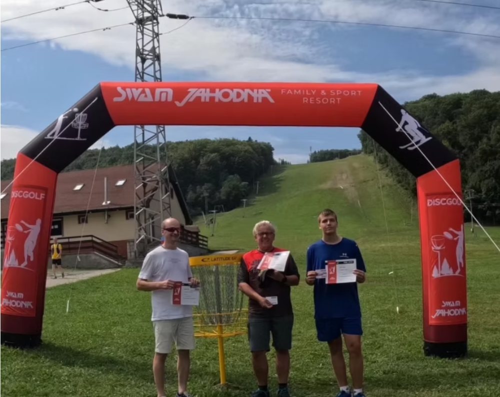 Poartă gonflabilă roșu cu negru la finish-ul unei competiții în aer liber